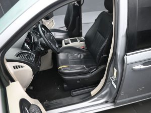 2013 Chrysler Town & Country Touring — thumbnail 11