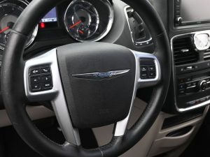 2013 Chrysler Town & Country Touring — thumbnail 23