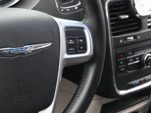 2013 Chrysler Town & Country Touring — thumbnail 24