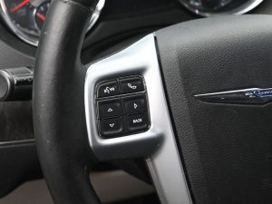 2013 Chrysler Town & Country Touring — thumbnail 25