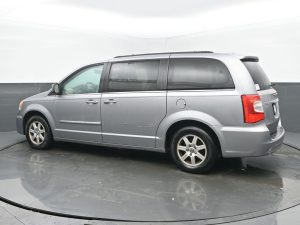 2013 Chrysler Town & Country Touring — thumbnail 2