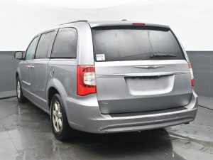 2013 Chrysler Town & Country Touring — thumbnail 3